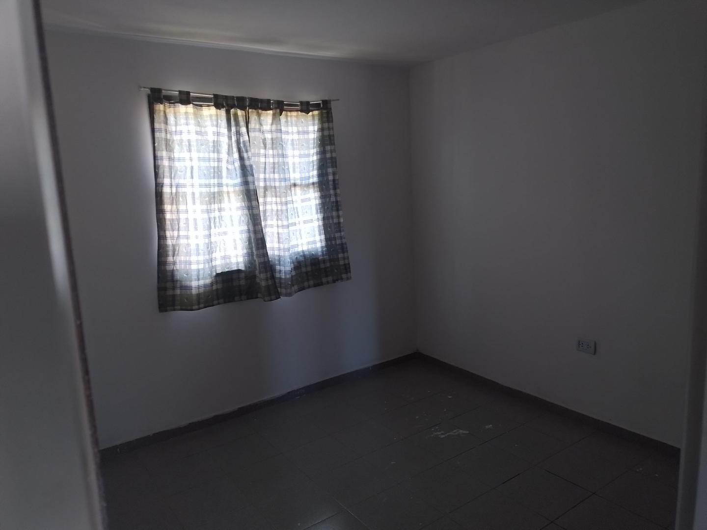 Alquilo casa de 3 dormitorios en Centenario.