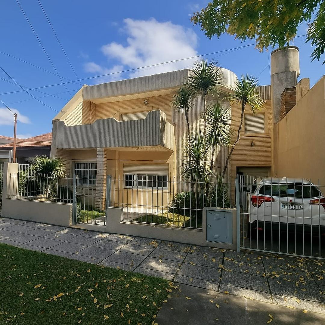 CASA | 3 DORM | LOTE 210 | 166 m2 |  PARRILLA Y PILETA