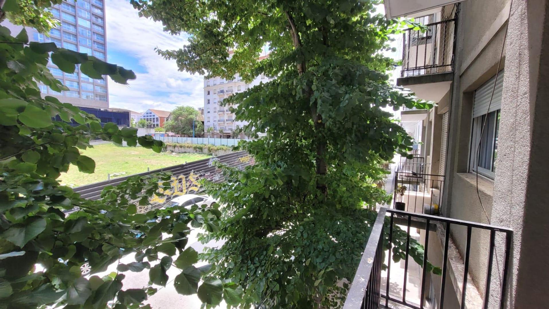 TRES AMBIENTES A LA CALLE CON BALCON Y PATIO