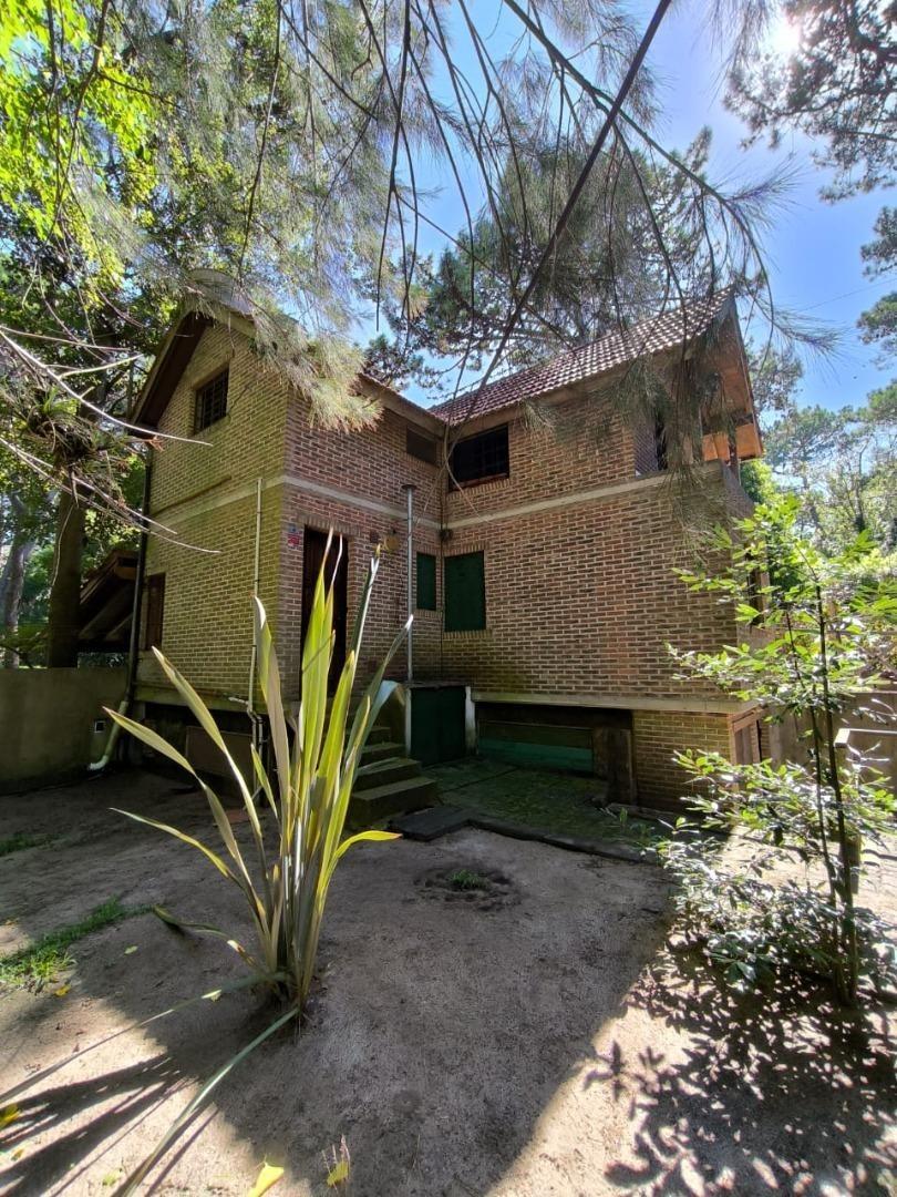 Casa 8 ambientes con 4 baños