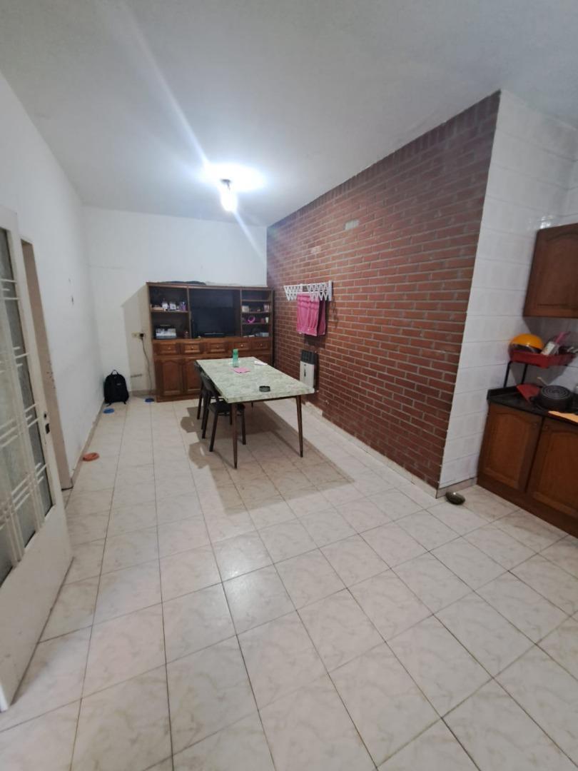 CASA 2 DORMITORIOS CON GARAGE A 200 MTS DE LA AV. MITRE