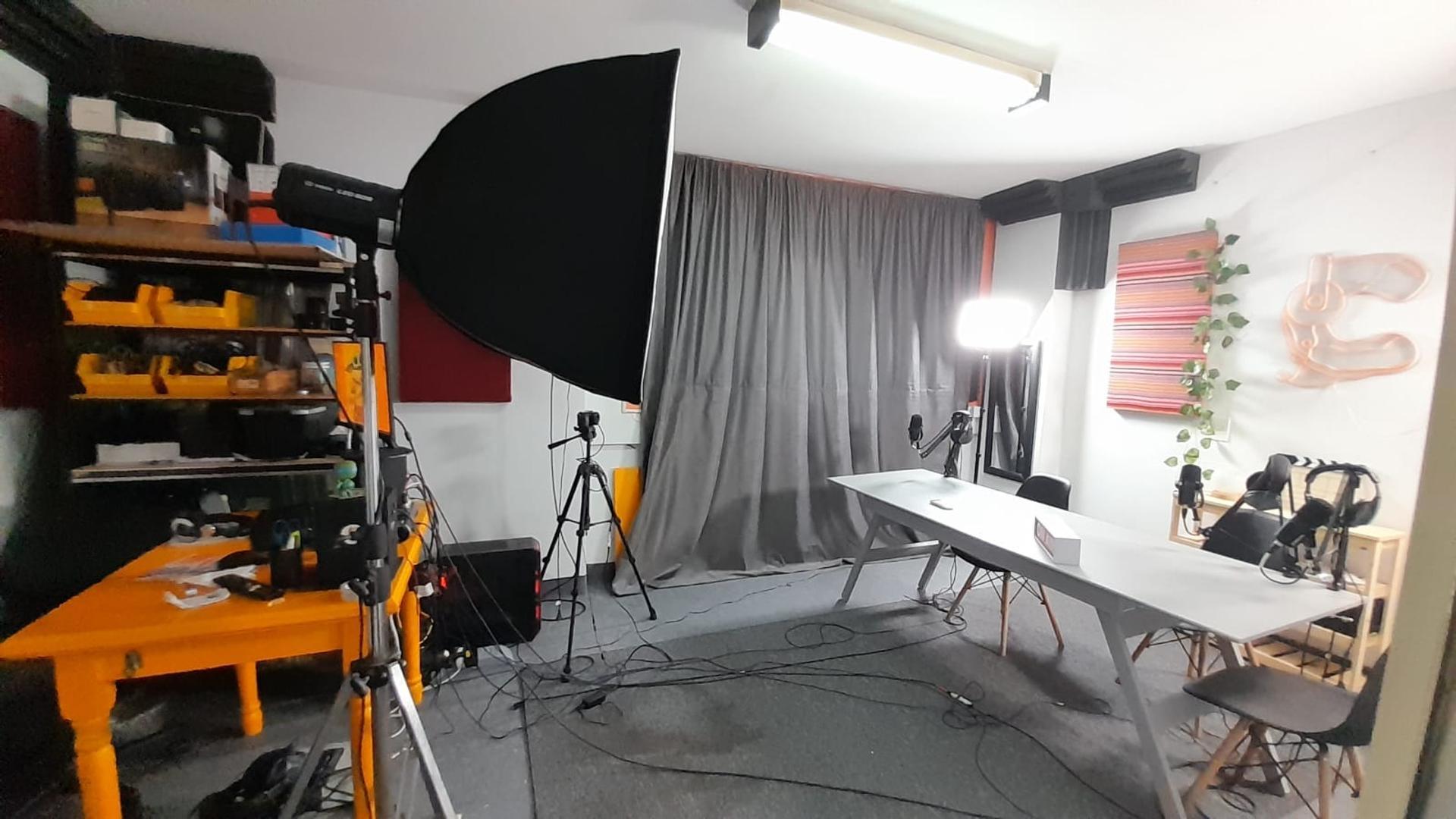 Alquiler. Oficina/Consultorio/Depósito. Alvear y Talcahuano.