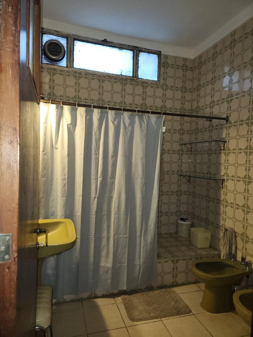 Casa céntrica a de 3 dorm, dependencia, patio y garage