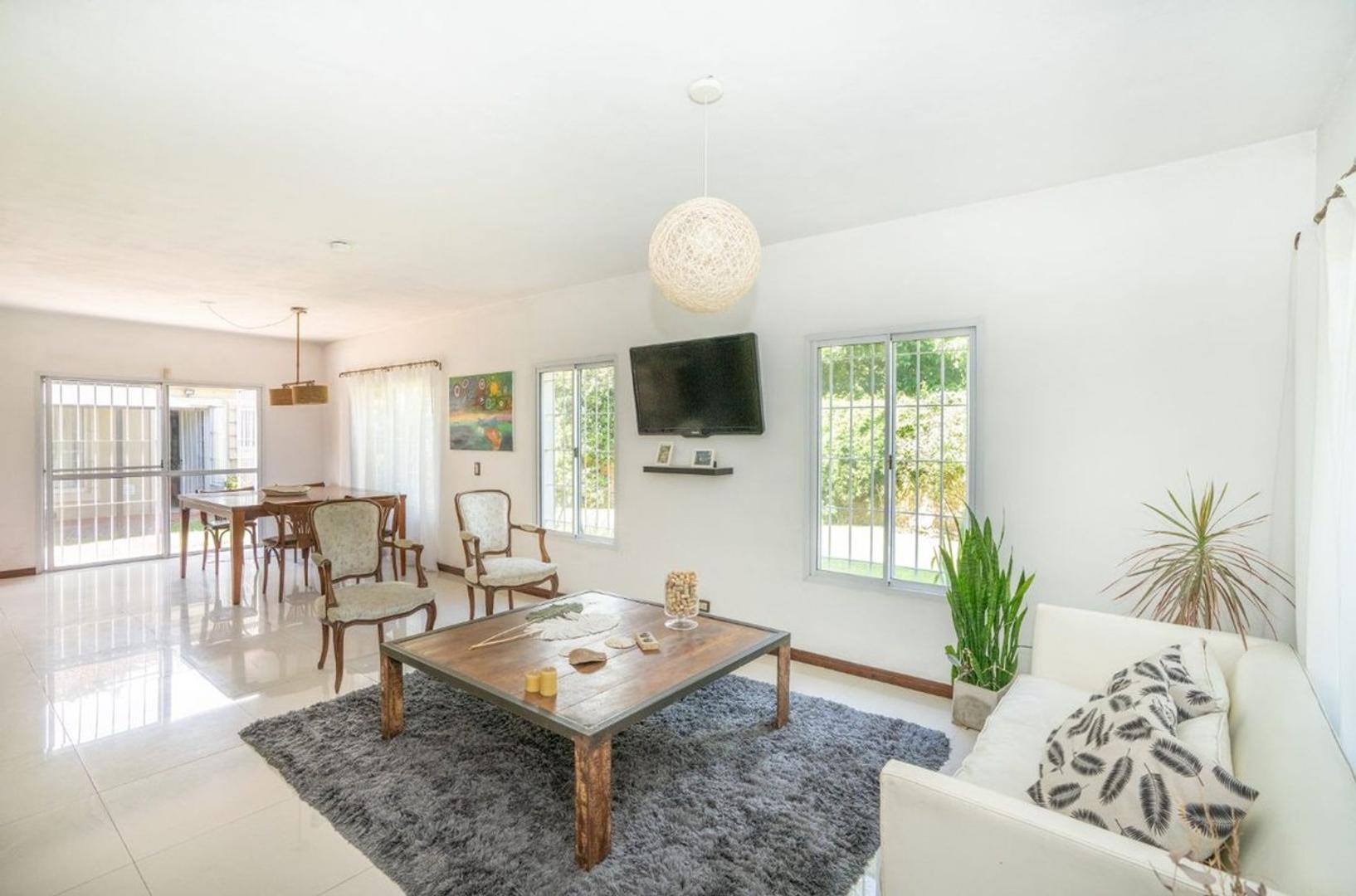 VENTA CASA 6 AMB CON JARDIN Y QUINCHO - EL TALAR