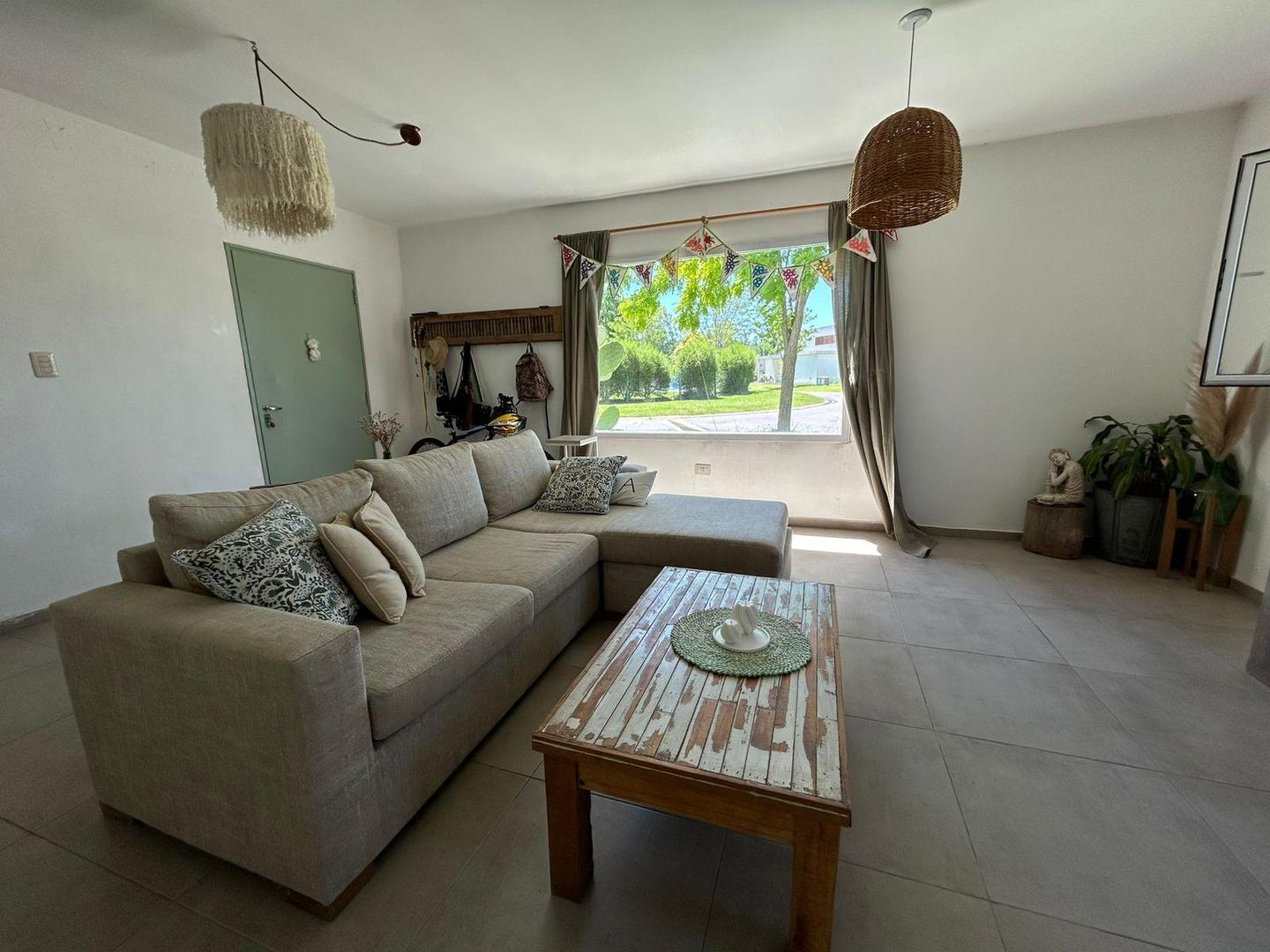 Casa 3 ambientes con 2 baños