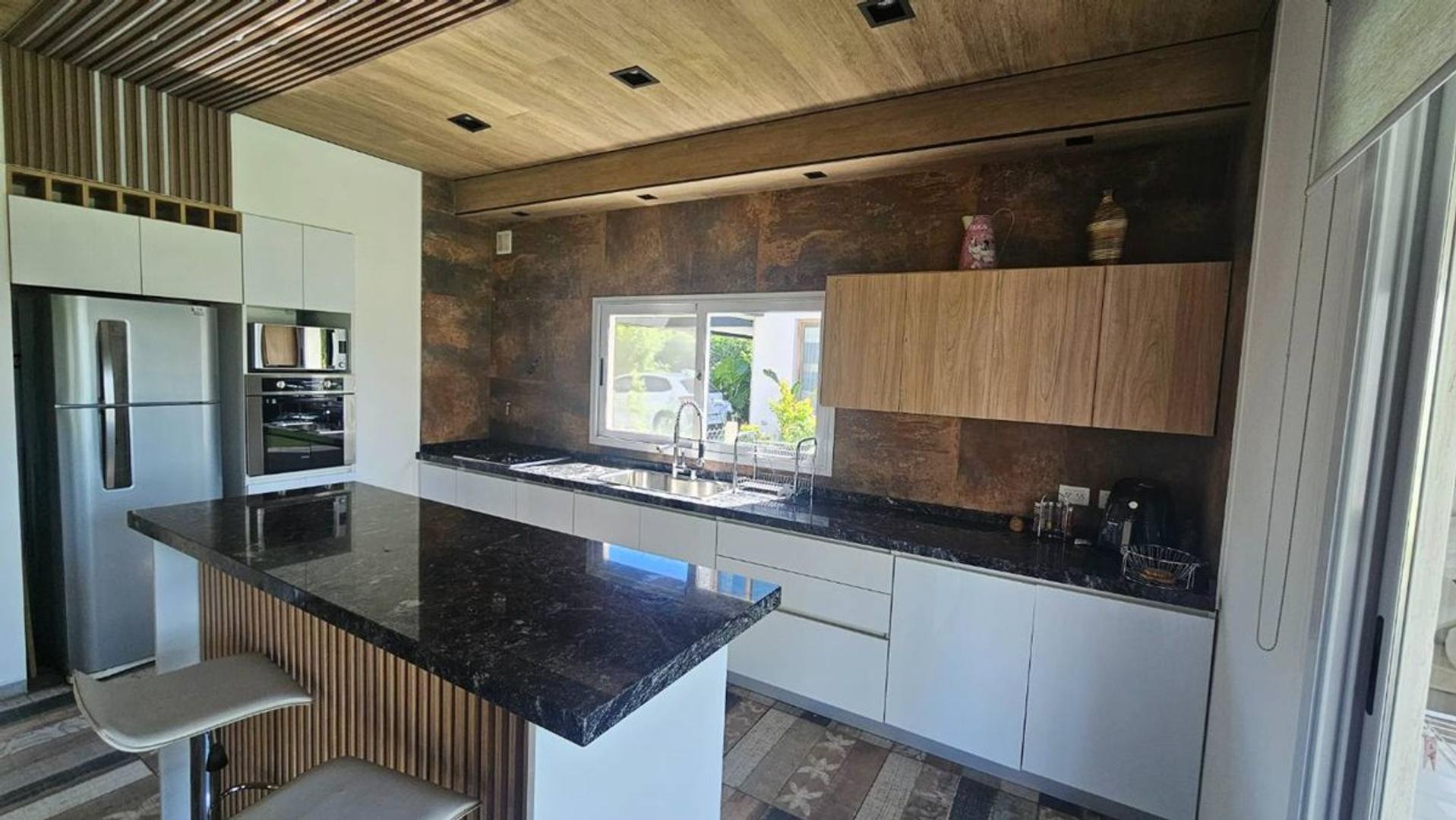 Casa 4 ambientes con 3 baños