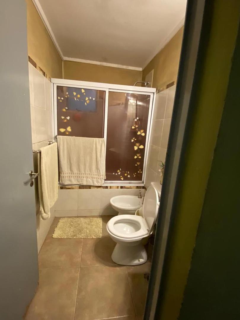 Casa 6 ambientes con 2 baños