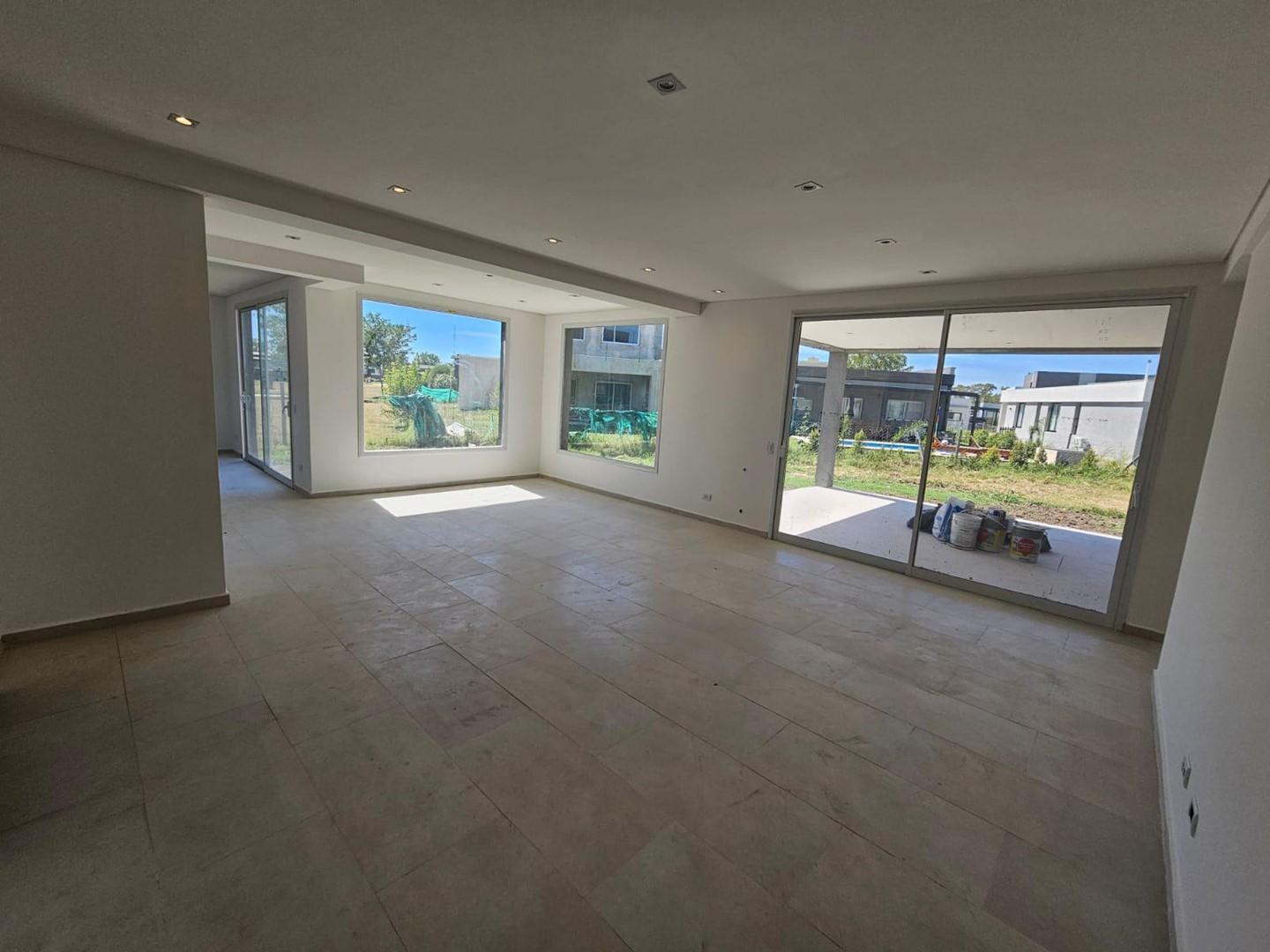 Casa en Venta con 3 cocheras