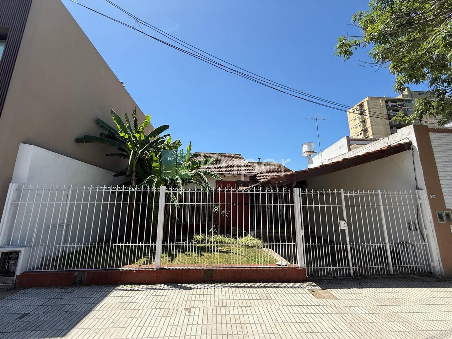 LORENZO LOPEZ, PILAR CENTRO - CASA VENTA O LOTE PARA INVERSION 400