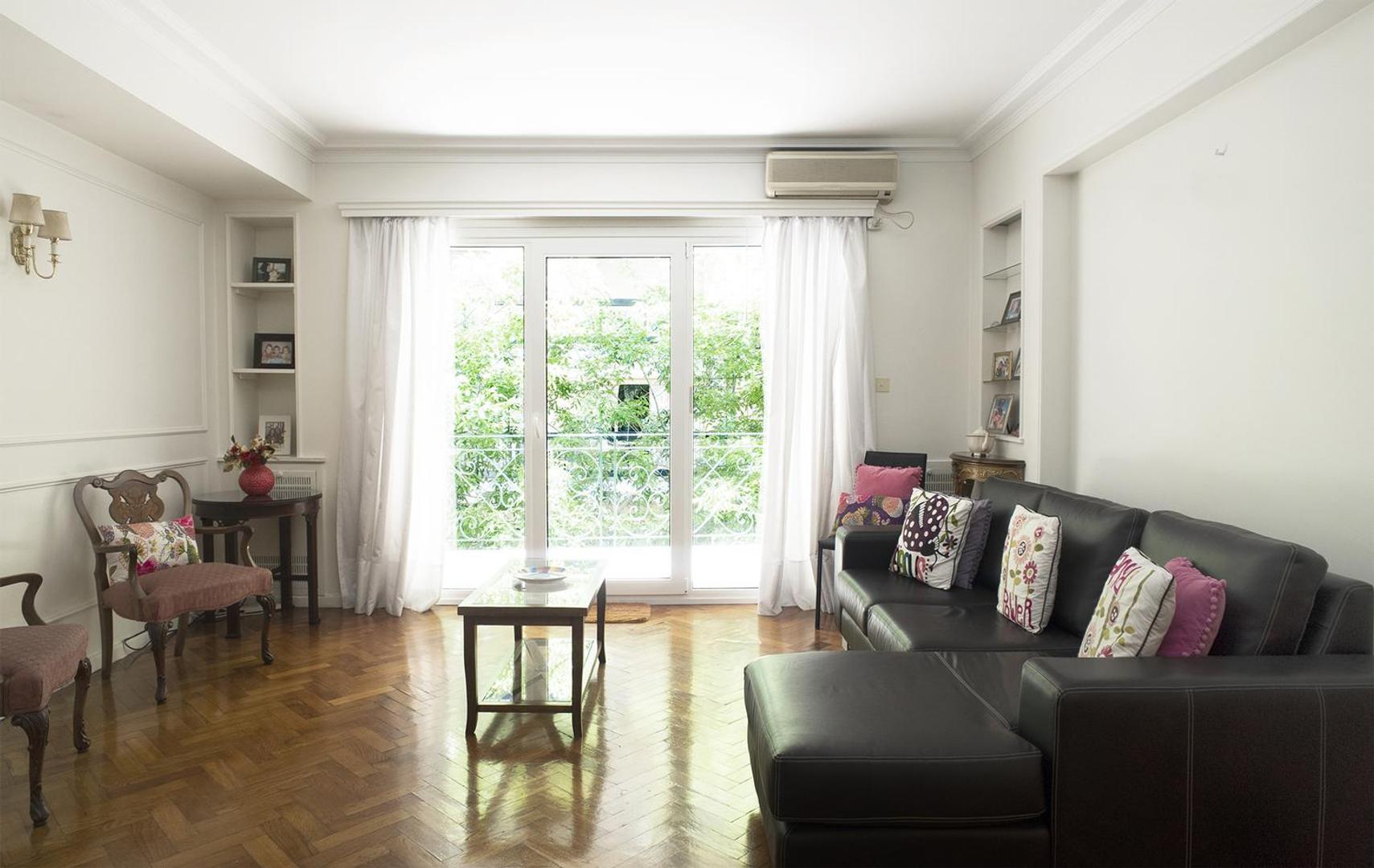 En una de las mejores calles de Recoleta y excelente estado.