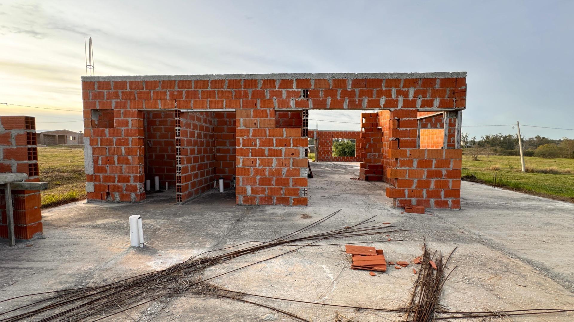 TERRENO CON CASA  A TERMINAR EN CARCARAES