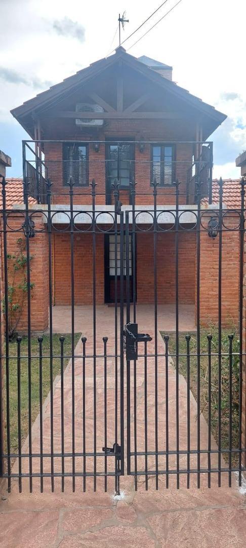 Casa + quincho con pileta – Céntrico