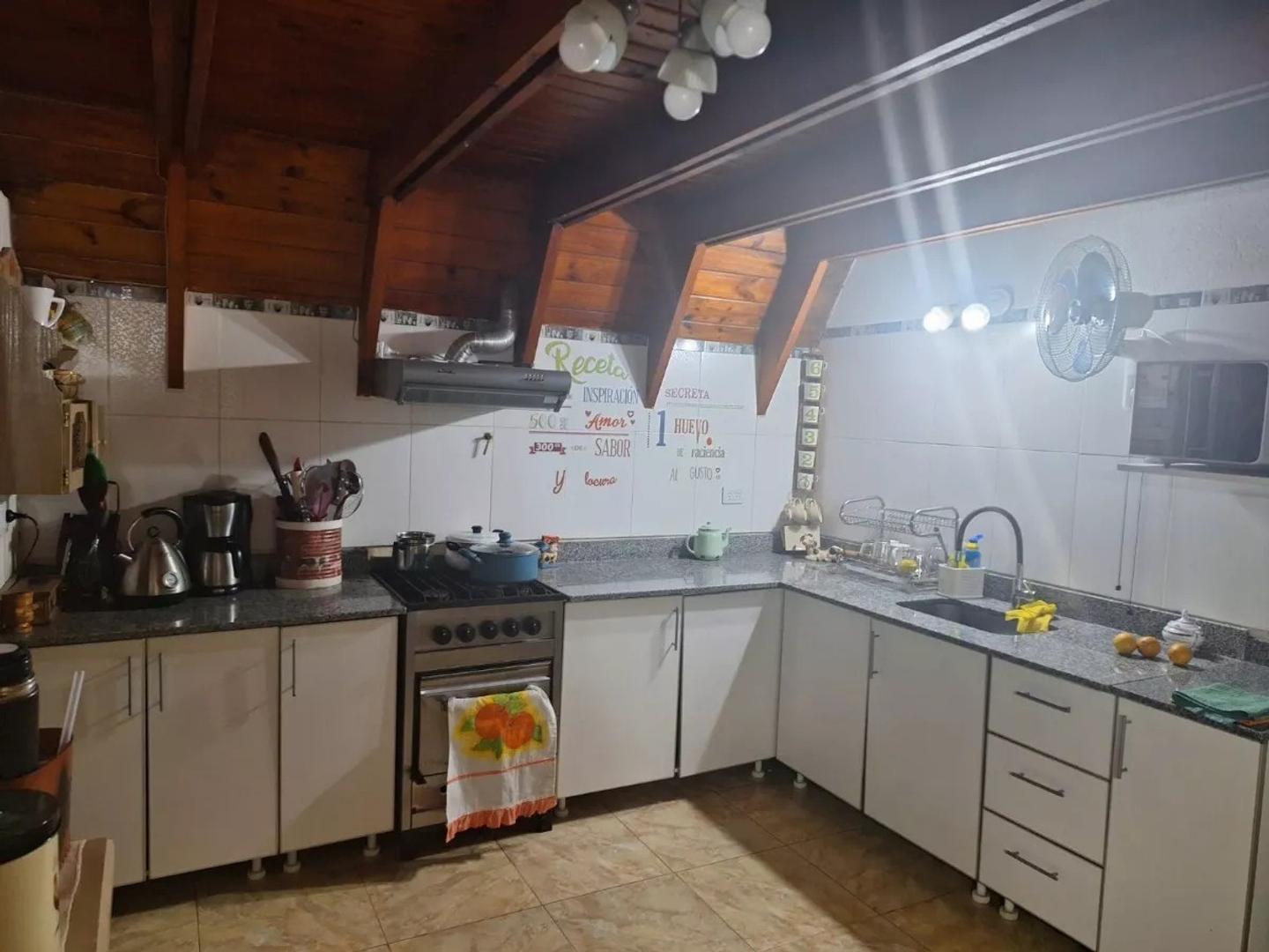 Casa 5 ambientes con 2 baños