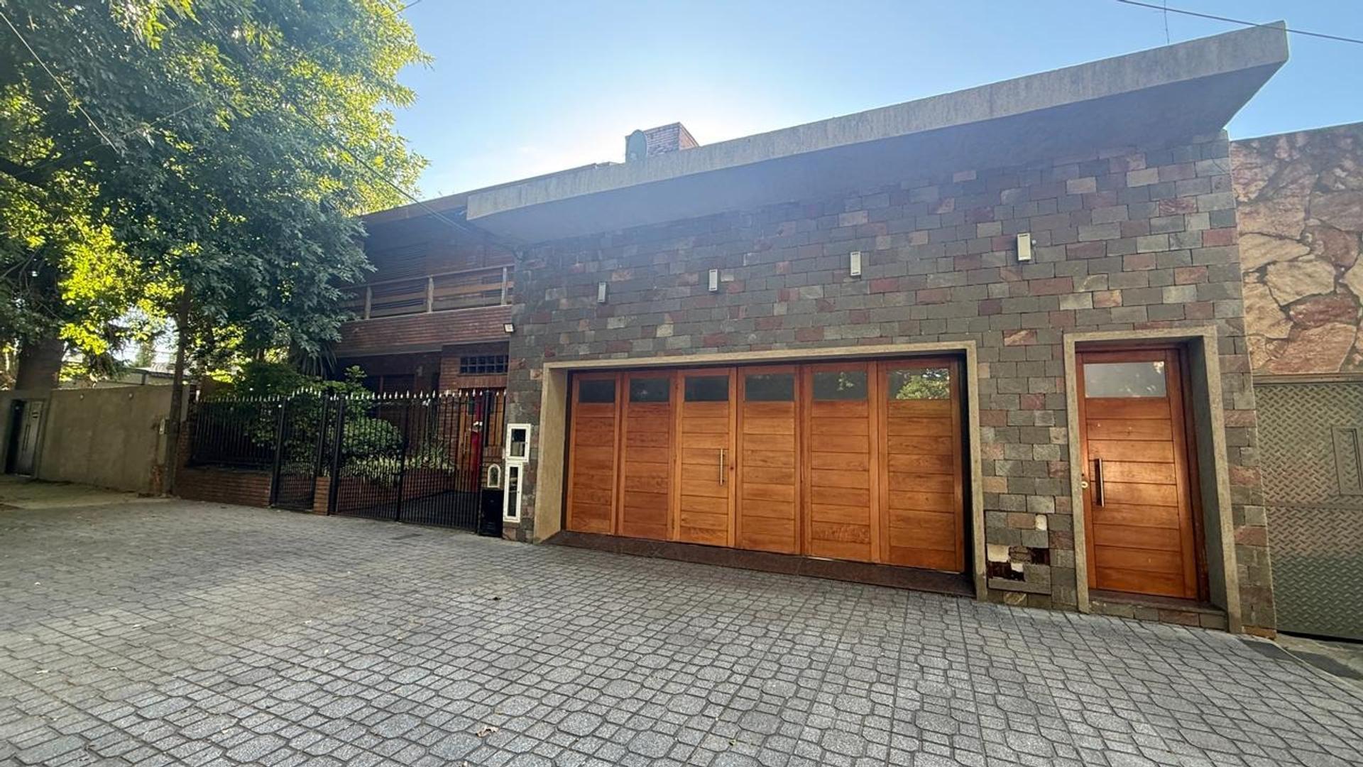 Venta Casa lote doble pileta permuta Banfield barrio inglés