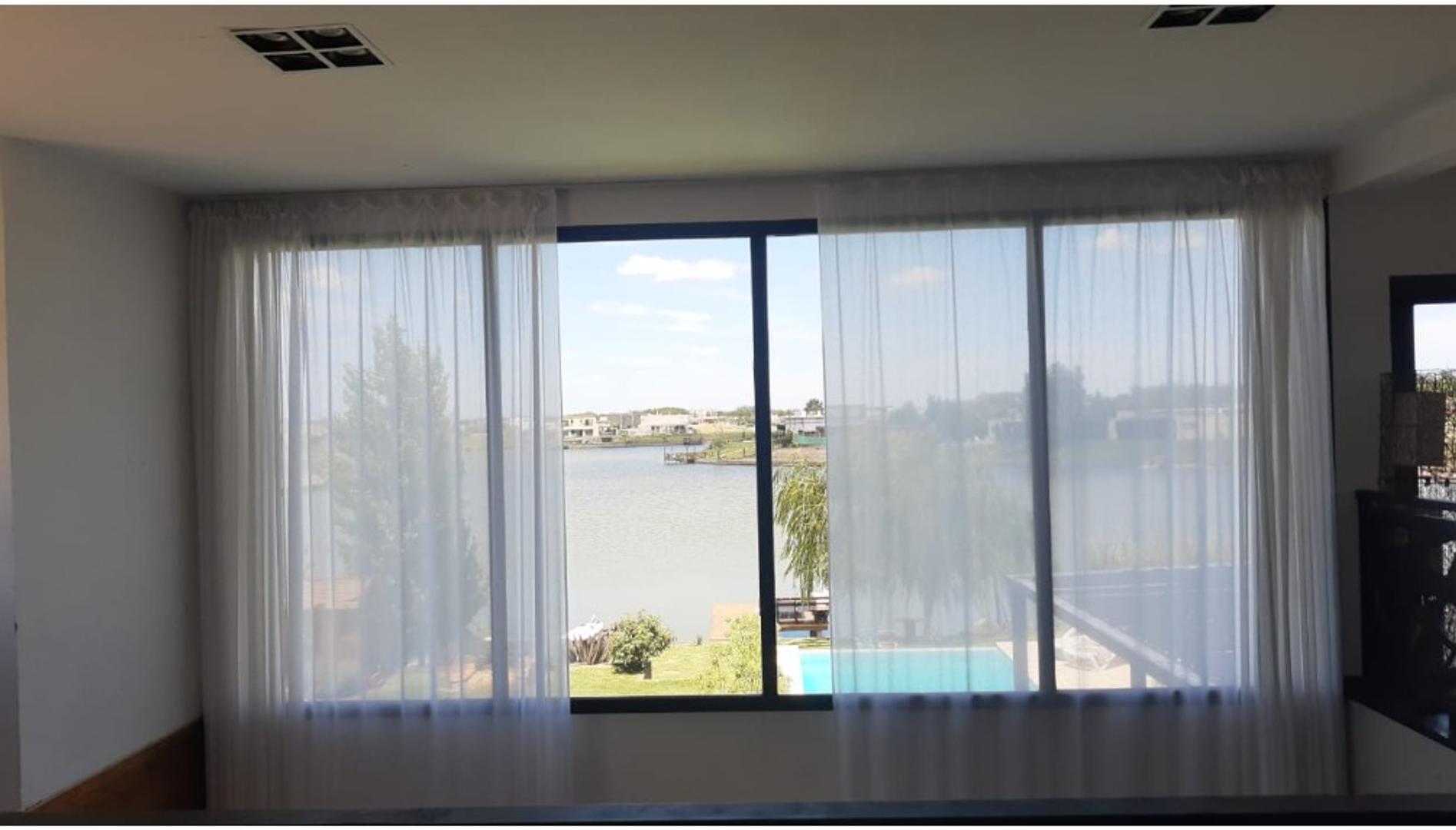 Casa en Alquiler con 4 cocheras