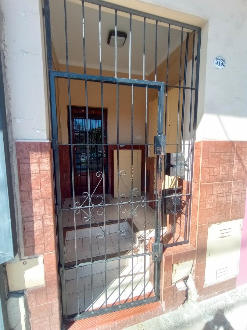 Ph 2 ambientes lateral en primer piso por escalera