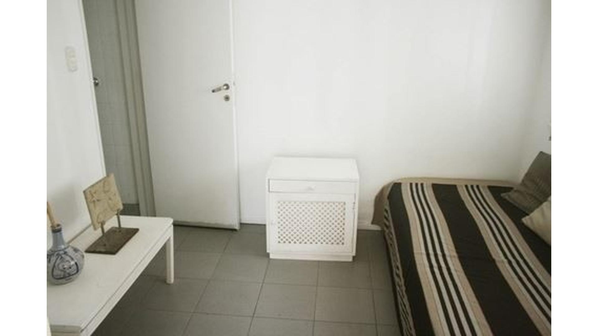 contrafrente con gran balcon corrido, silencioso y lleno de