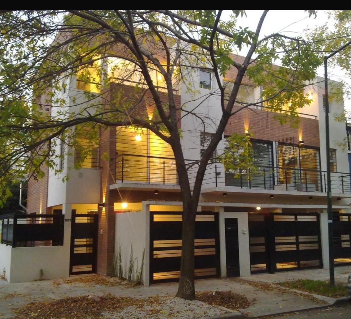 Alquiler Ph Triplex 2 ambientes, Beccar con patio/cochera