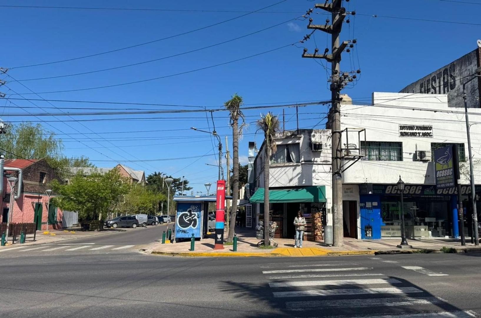 Av. Angel T. De Alvear 700