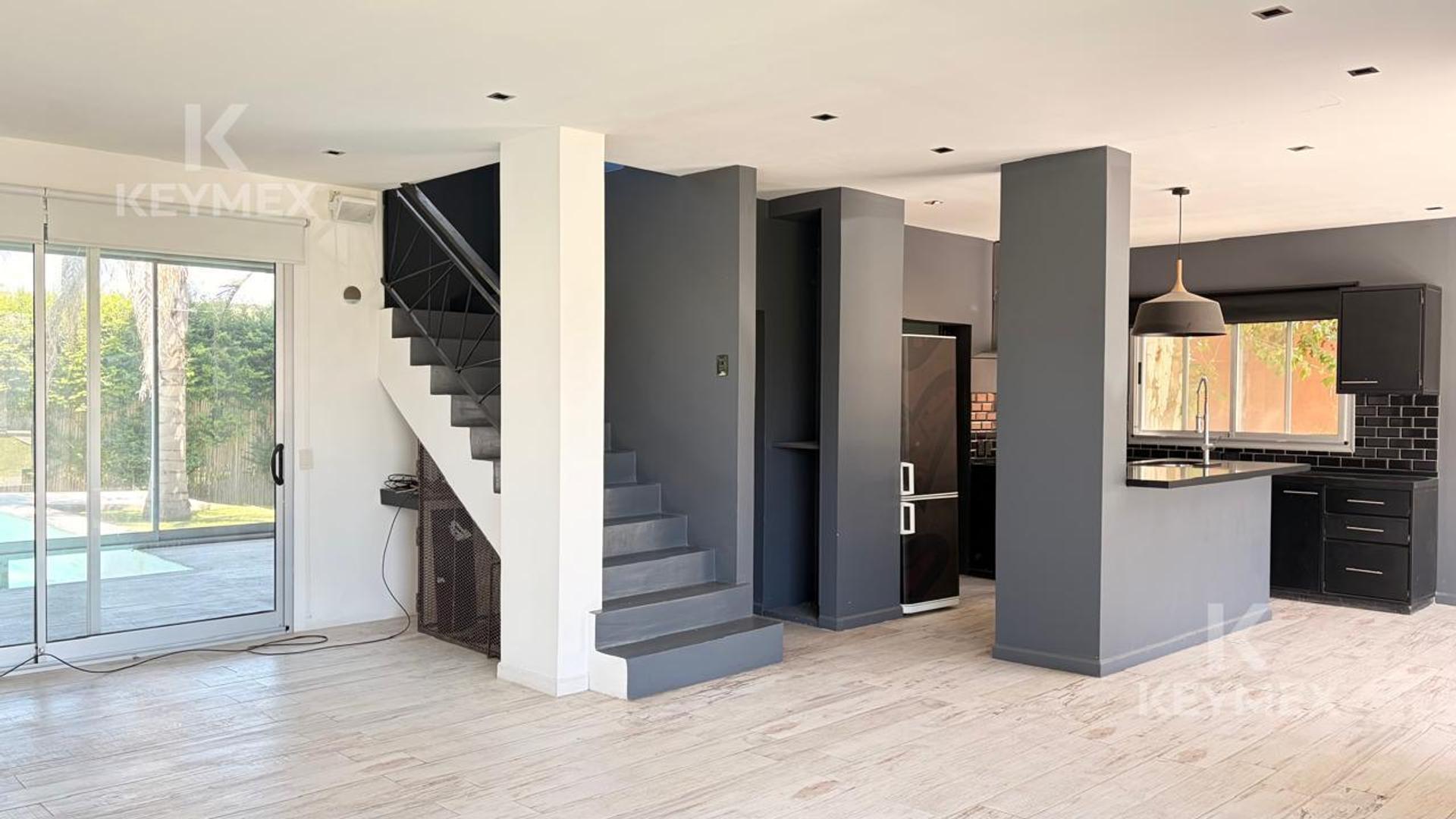 Casa en Venta con 3 cocheras