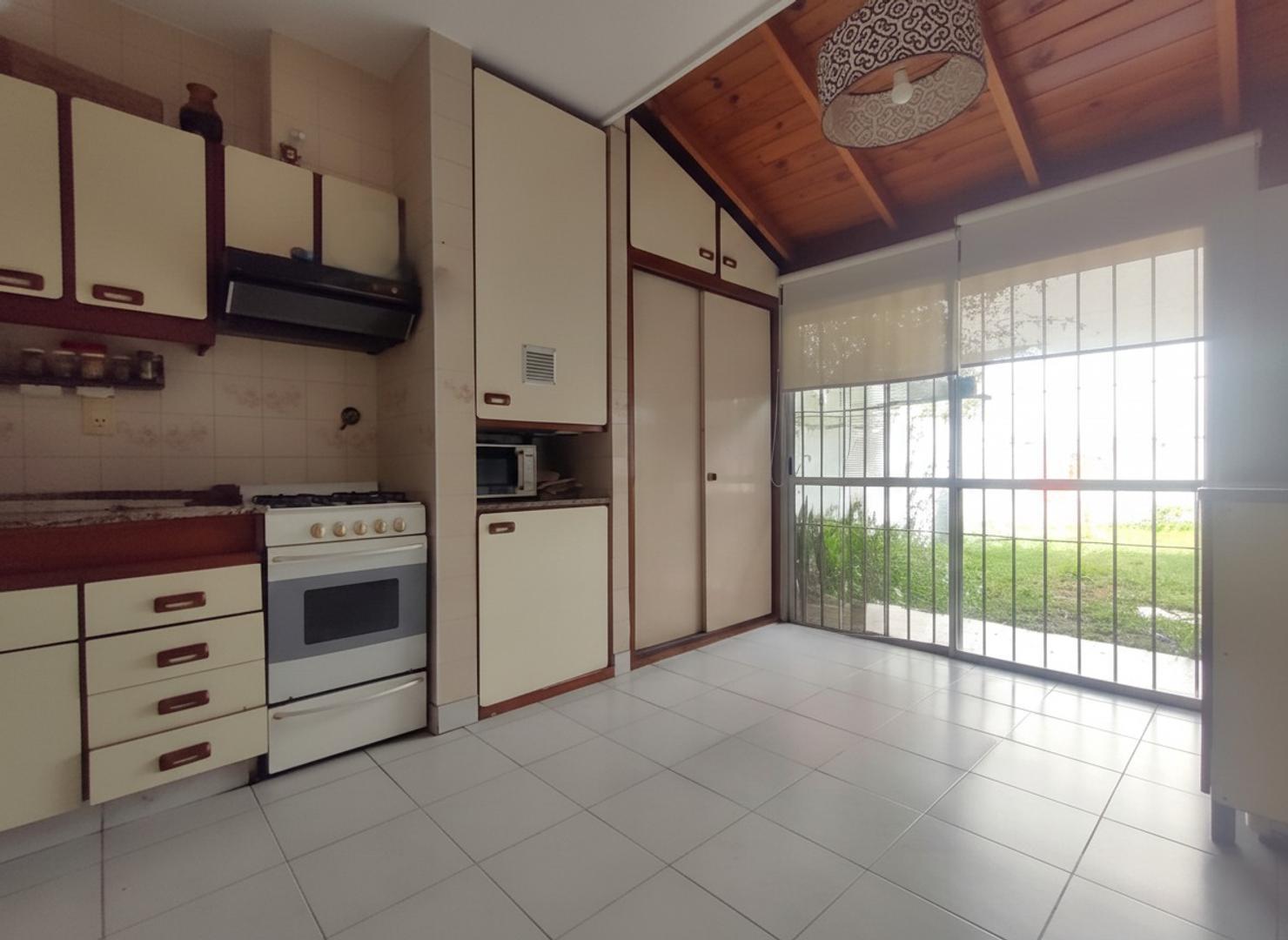 Depto Tipo Casa en Alquiler en Villa Luzuriaga, $ 850.000