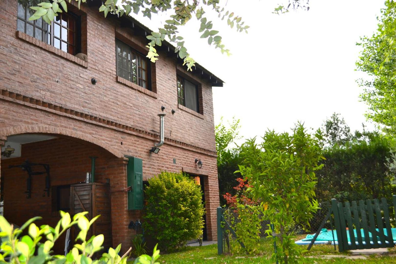 Casa 4 ambientes con 2 baños