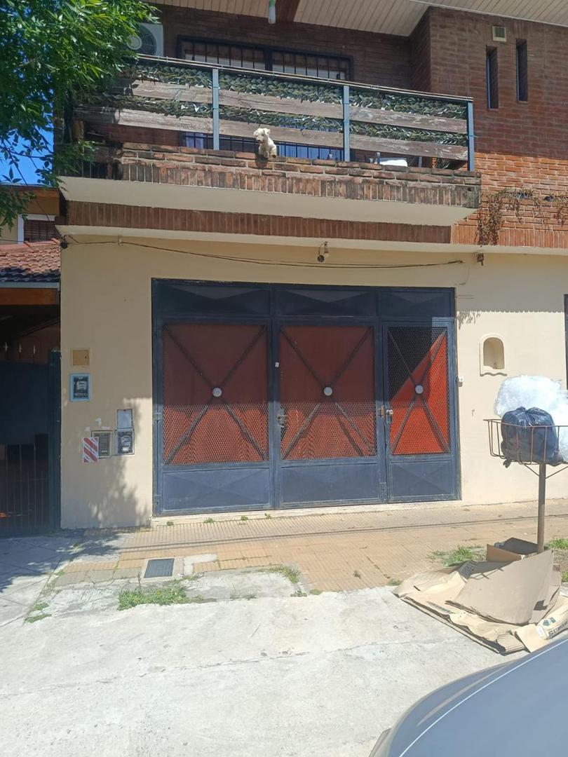 PH en venta de tres ambientes  en planta baja con patio y garage