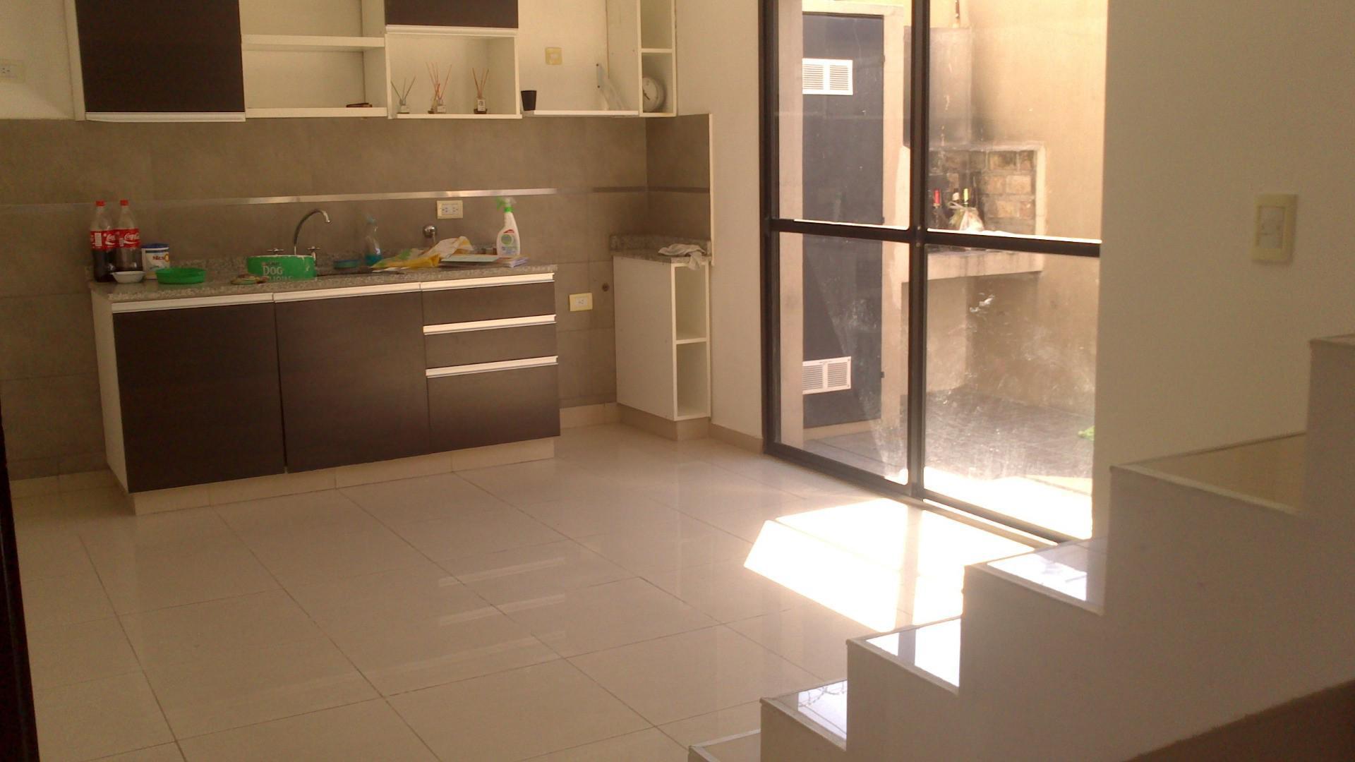 Hermoso Duplex 3 amb. Entrada de auto y Patio.