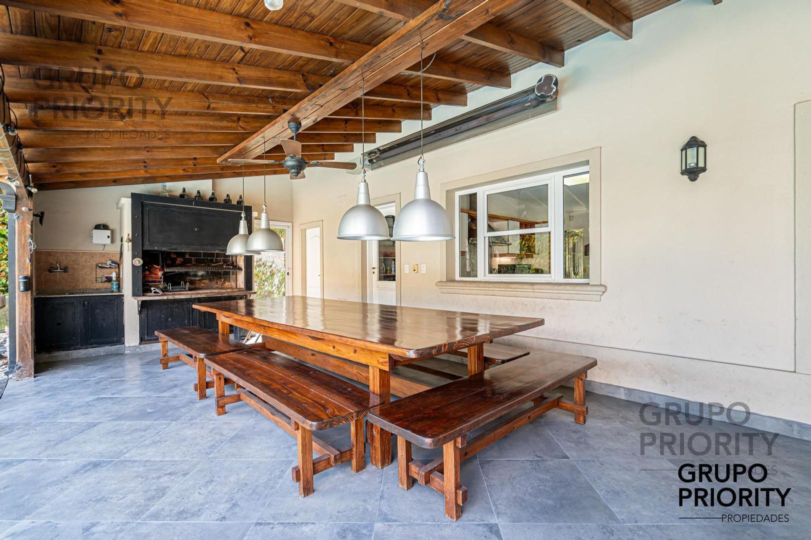 Casa 7 ambientes con 4 baños