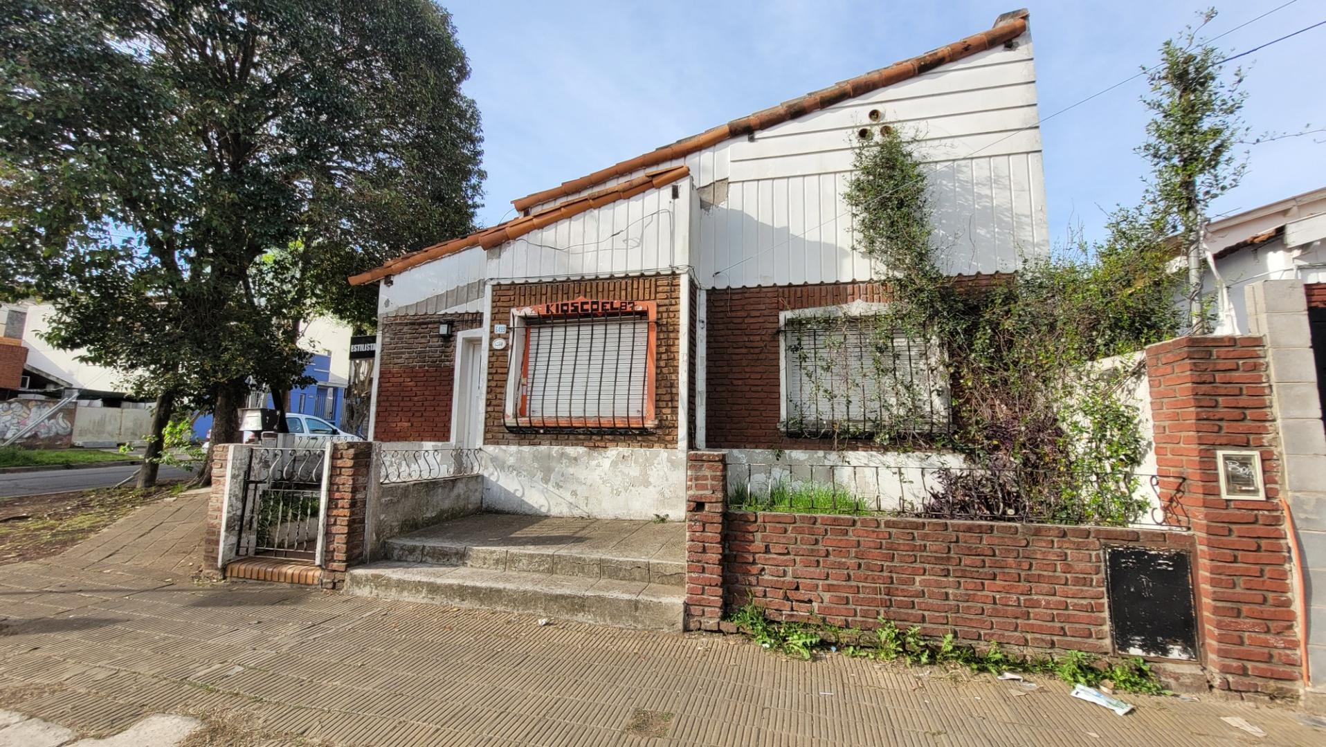 CASA 3 AMB EN ESQUINA CON GARAGE Y LOCAL