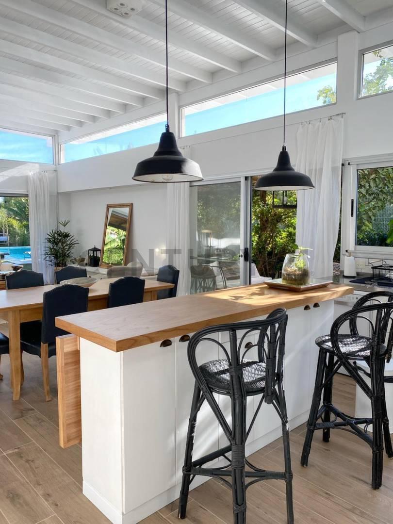 Casa de una planta con pileta en alquiler temporario en el Barrio Barbarita Tigre. Disponible primer