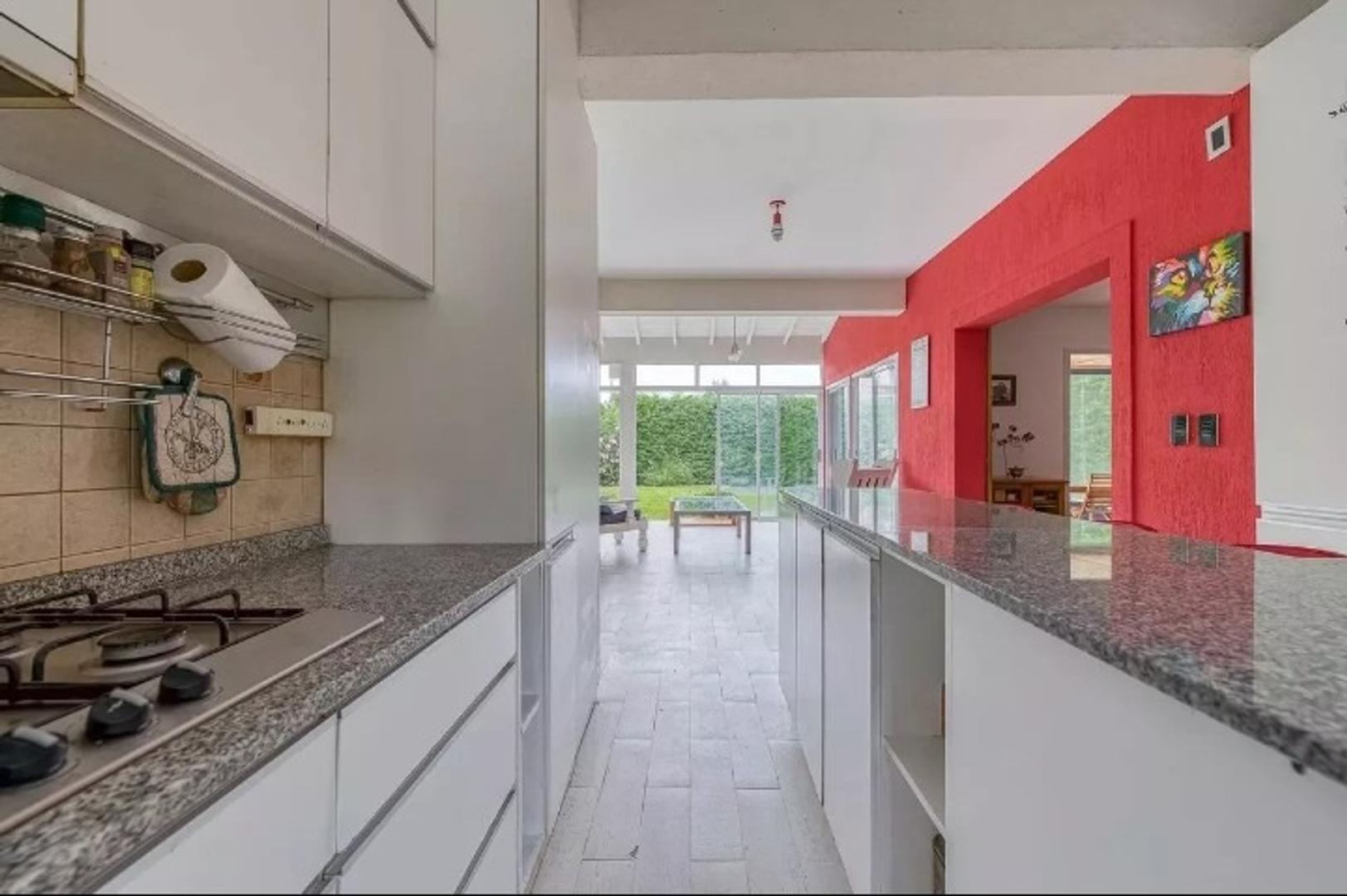 Casa 6 ambientes con 4 baños