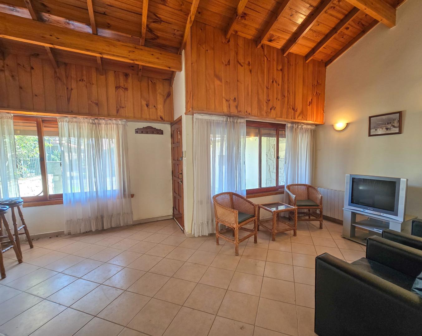 Casa 5 ambientes con parque- Mogotes