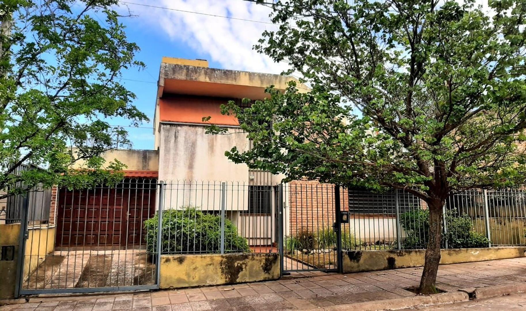 MUY LINDA CASA 3 DORM 2 B PATIO GARAJE DEPENDENCIA