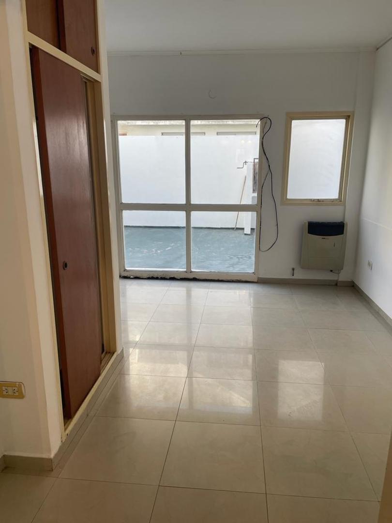 Departamento monoambiente con patio/cochera en Venta
