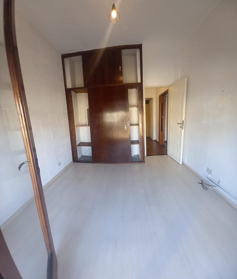 venta de casa de dos plantas con quincho y cocheras en Wilde