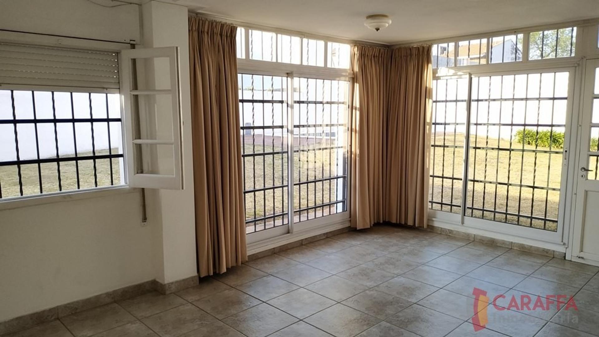 MAGNIFICA CASA DE 3 DORM Y 4 BAÑOS  Bº CERRO DE LAS ROSAS