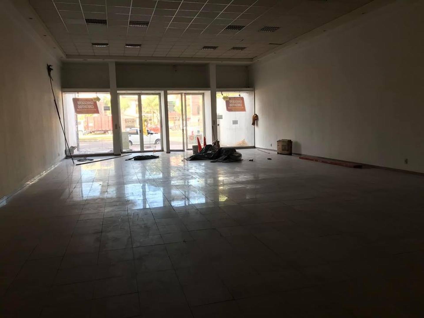 Vendemos Local comercial sobre Av. 3 de Abril