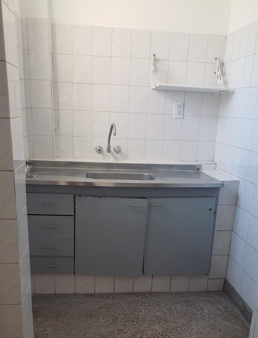 OFICINA CON 3 DESPACHOS -BAÑO Y COCINA