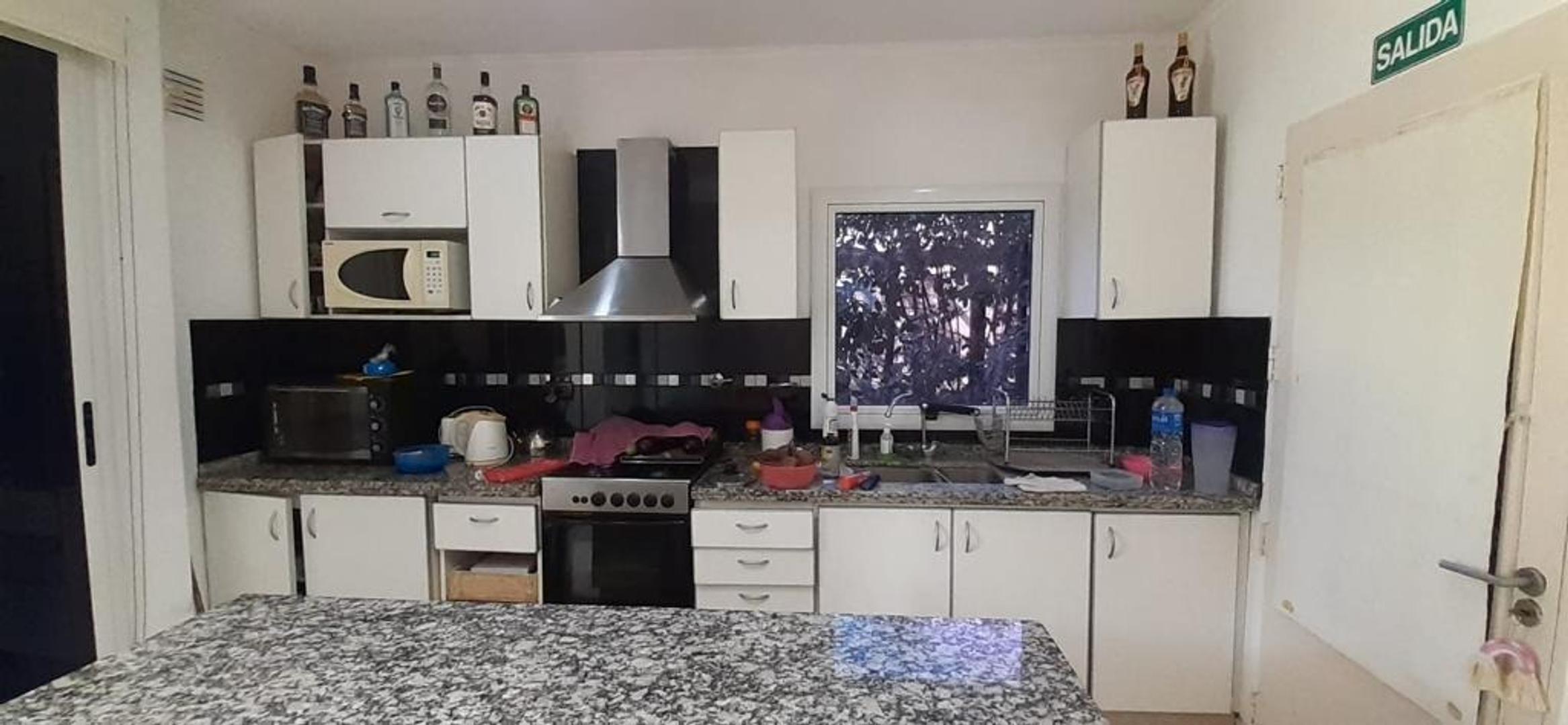 Casa en Alquiler con 4 cocheras