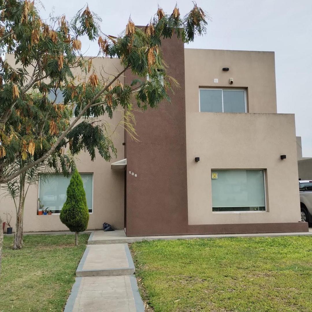 Hermosa Casa De Calidad En Barrio San Alfonso, Pilar Del Est