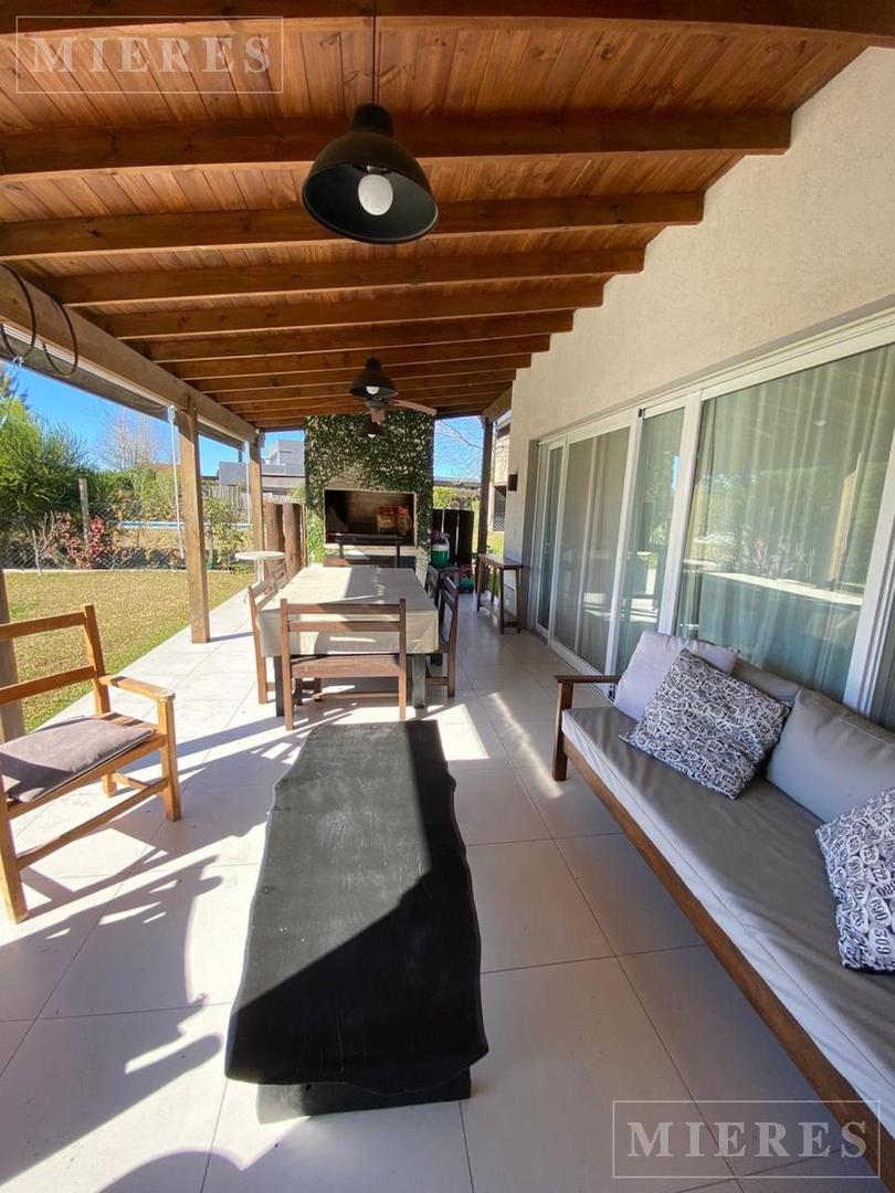 Casa 4 ambientes con 2 baños