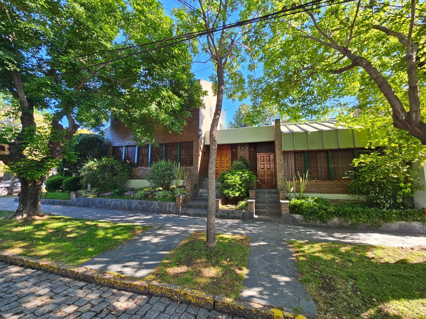 VENTA CASA 5 AMBIENTES EN ESQUINA EN MEJOR ZONA DE BANFIELD