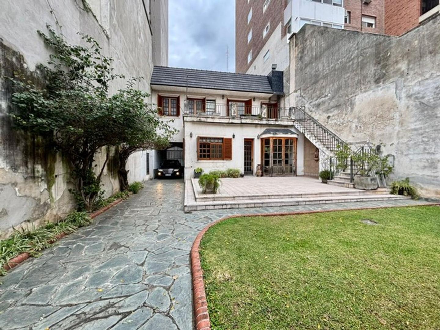 Casa en Venta con 2 cocheras