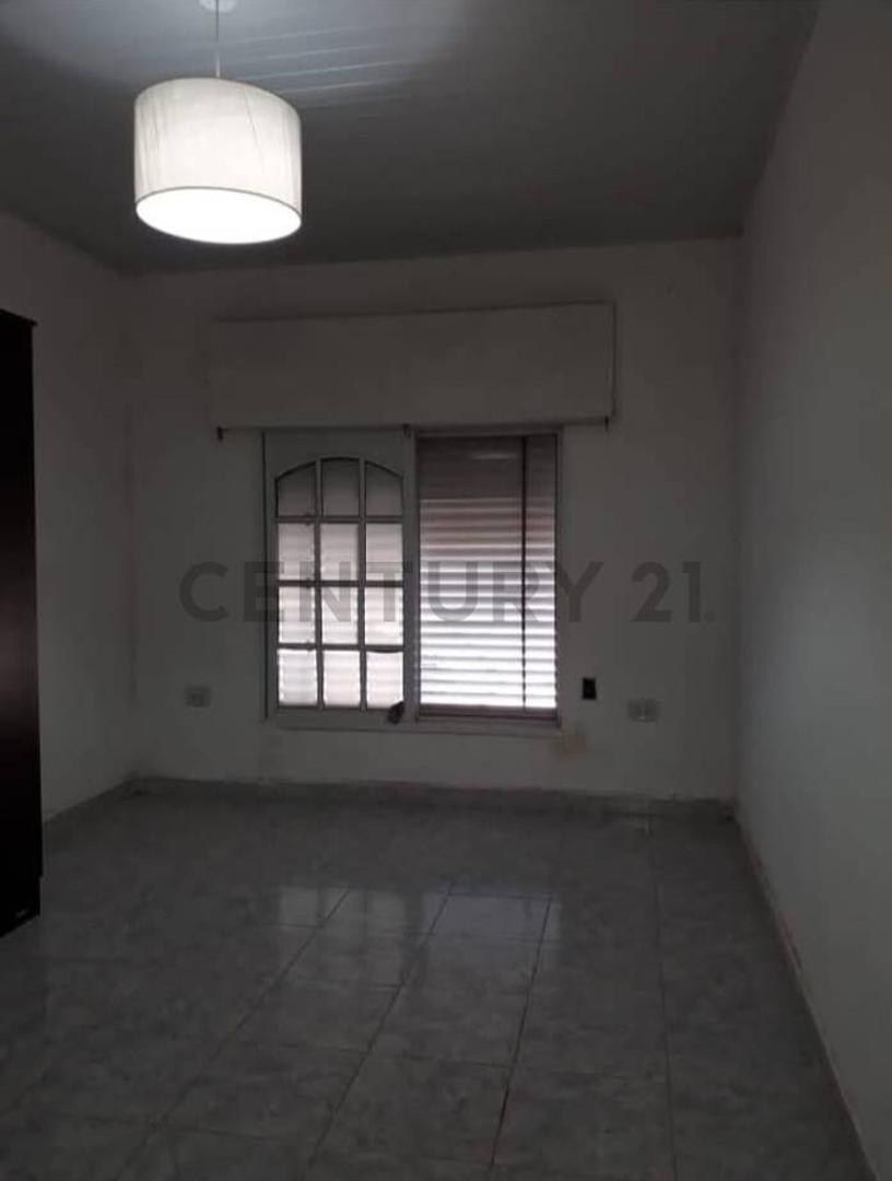 Casa 5 ambientes con 4 baños