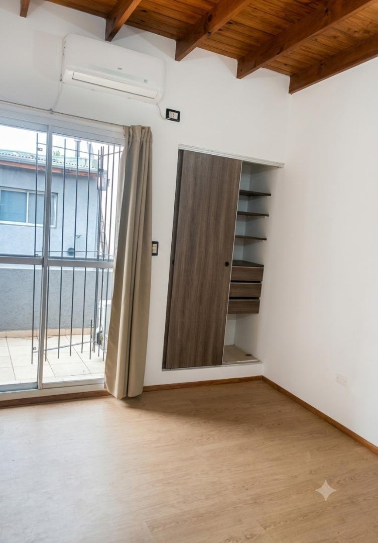 Duplex 2 ambientes con balcon propio.