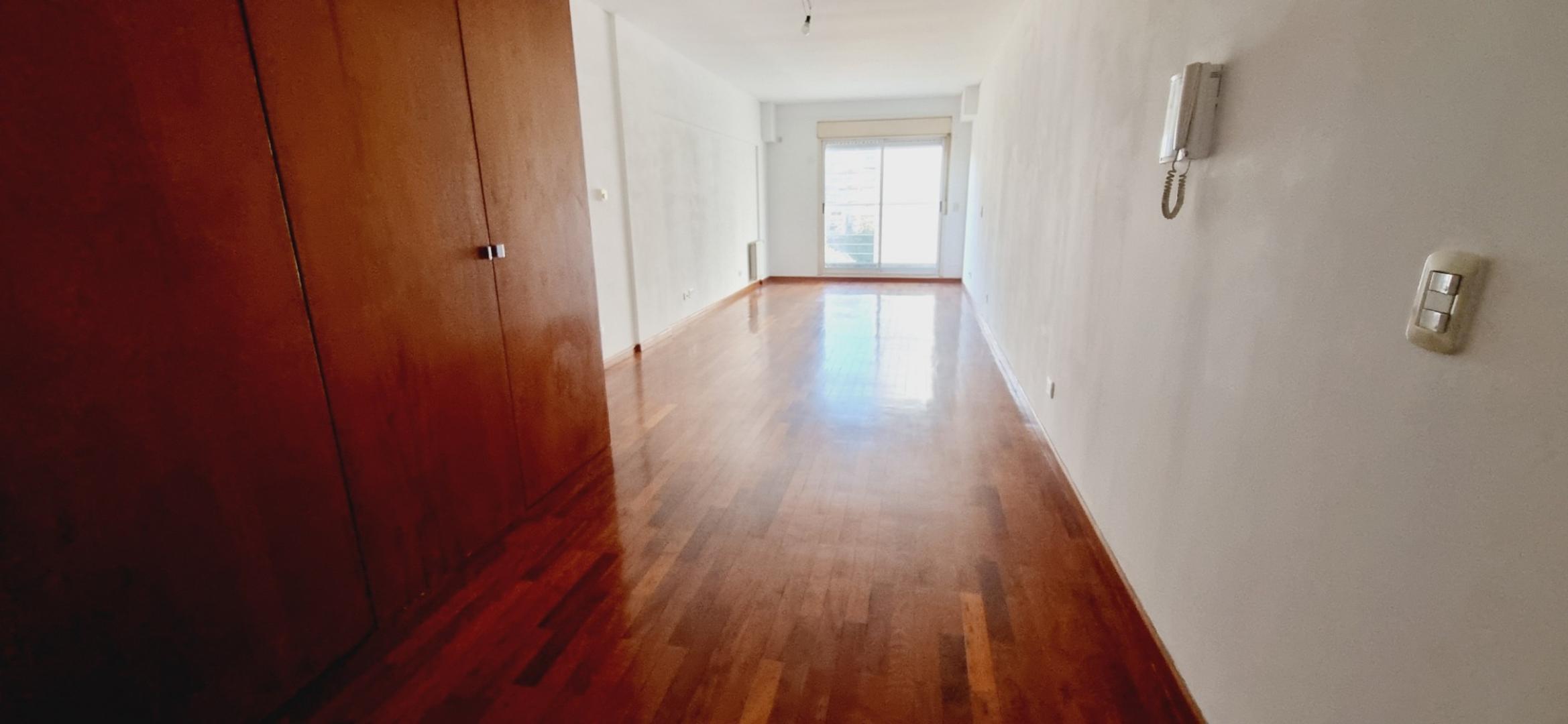 MONOAMBIENTE AMPLIO  AL CFTE CON BALCON