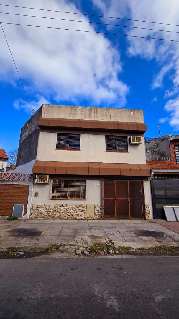 casa a la venta en dos plantas con cochera, Ramos Mejia.-