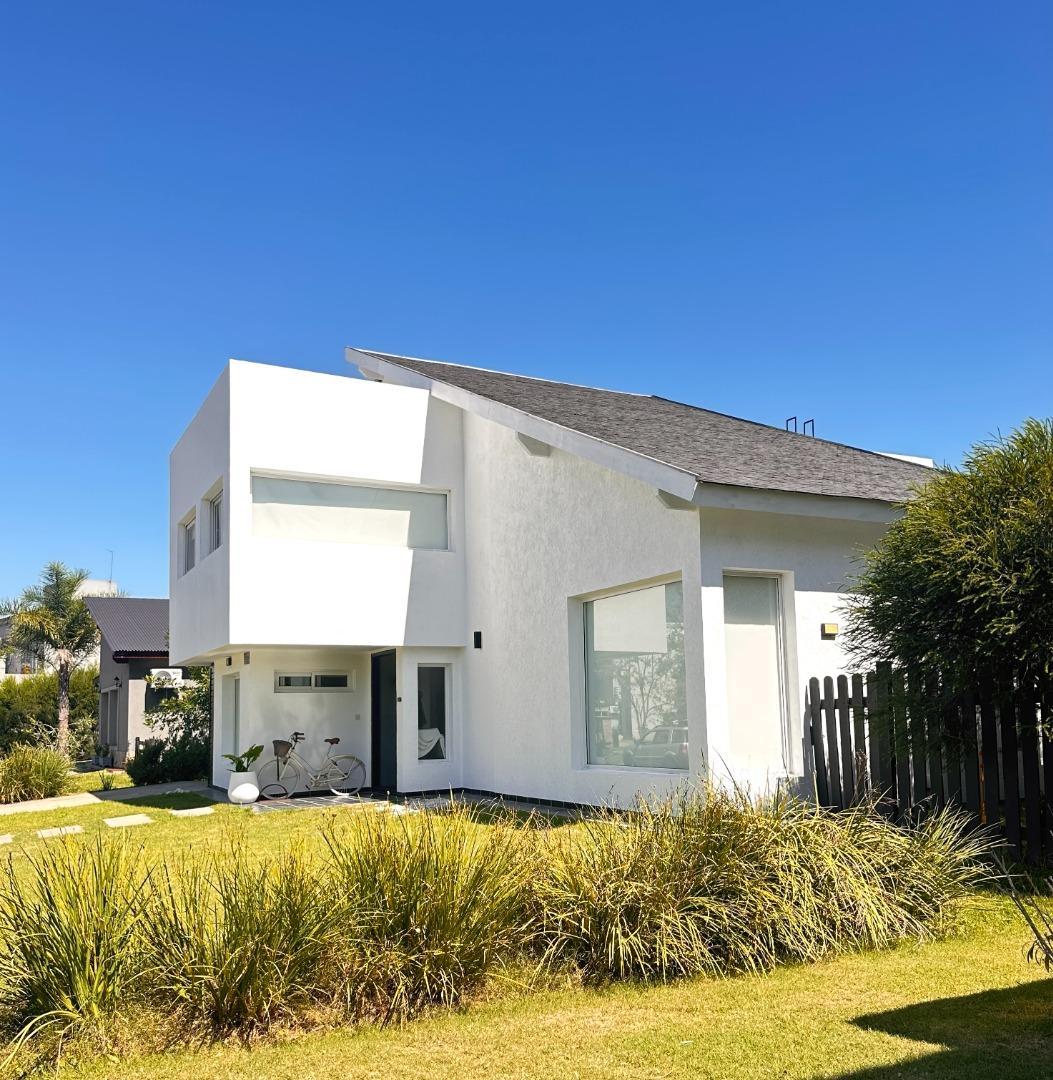 Casa en Venta con 3 cocheras