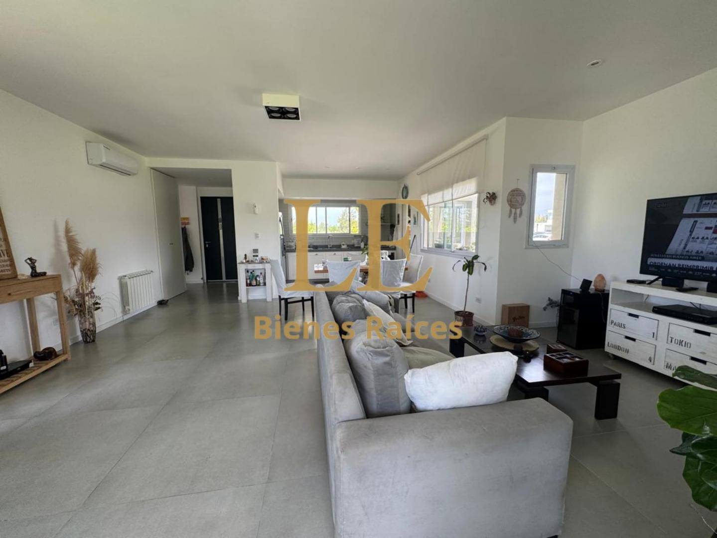 Casa 4 ambientes con 3 baños